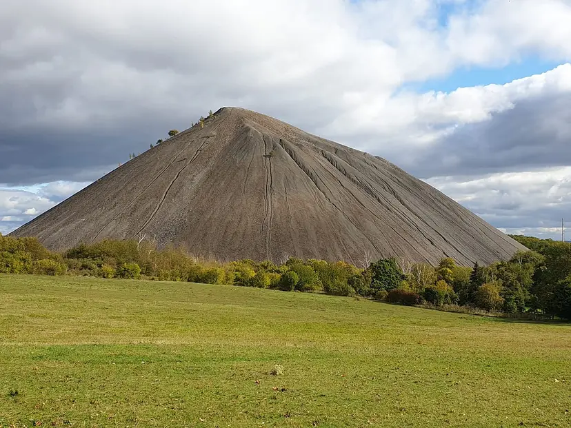 Spitzkegelhalde Hohe Linde im Mansfelder Land