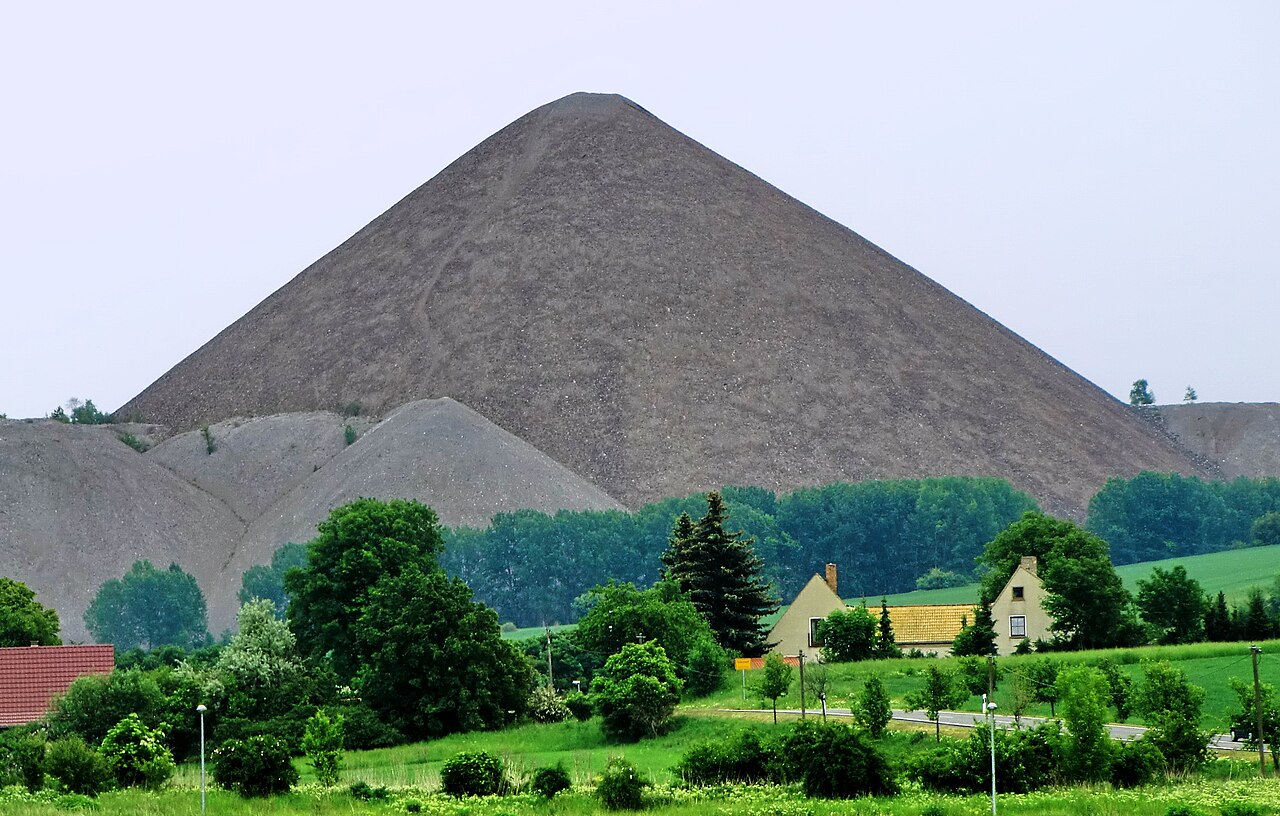 Spitzkegelhalde bei Volkstedt, Pyramide des Mansfelder Landes